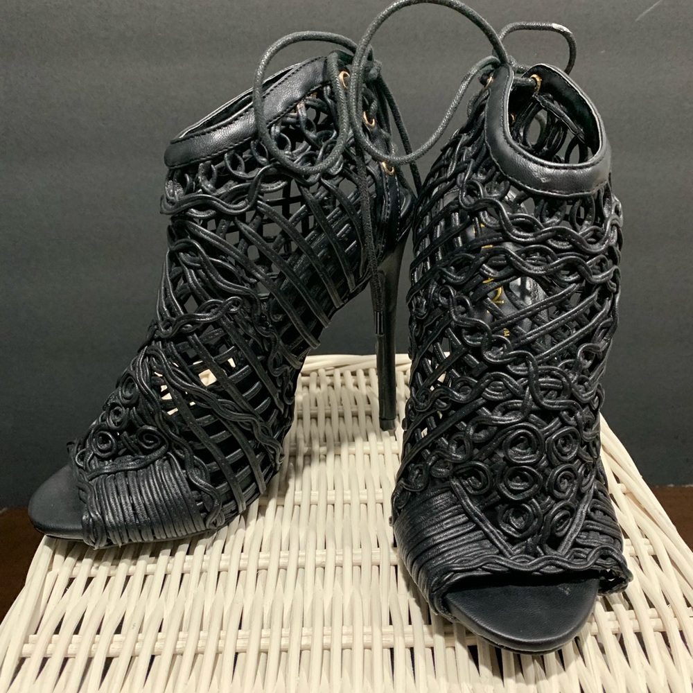 💋💋super edgy & sexy💋💋 black sandals US 5.5